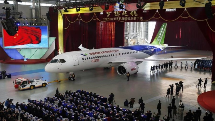 الصين تسلم أول طائرة محلية الصنع تنافس طائرتَي بوينج وإيرباص