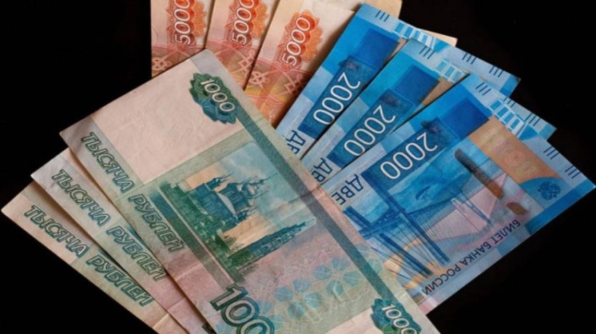 الروبل الروسي يتراجع لأدنى مستوى أمام الدولار منذ مايو