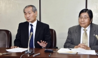 Haruhiko Aoyama (left), one of the plaintiffs of a lawsuit over significant base pay cuts after reaching the retirement age and being reemployed, speaks to reporters in Tokyo Thursday following a ruling by the Supreme Court. | Kyodo