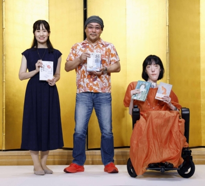 Saou Ichikawa (right) won Japan's Akutagawa Prize for her debut novel "Hunchback" on Wednesday. The Naoki Prize was awarded to Sayako Nagai (left) and Ryosuke Kakine (center).