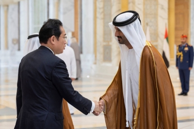 Prime Minister Fumio Kishida is greeted by Abdulla bin Touq Al Mari, the UAE's minister of economy, during a reception in Abu Dhabi, United Arab Emirates, on Monday. 