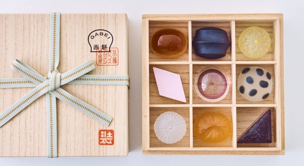 The first of Chunichi Stained Art’s Decorative Glass Design Laboratory’s Gabei project is a set of nine wagashi (traditional Japanese confectionery), faithfully reproduced in glass by utilizing a range of hand crafted glass-working techniques.