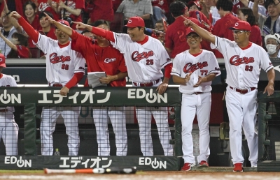 Carp manager Takahiro Arai (center) has the team pointed in the right direction in his first season in the dugout.