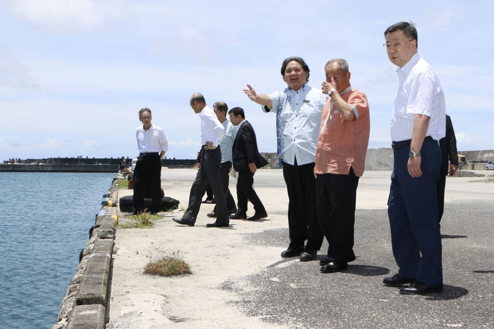 Chief Cabinet Secretary Hirokazu Matsuno (right) inspects a port in Yonaguni, Okinawa Prefecture, on Sunday.