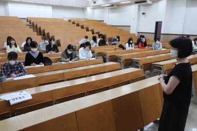 Professor Mutsuko Tendo (right) teaches a class in career development theory at Miyagi Gakuin Women’s University.