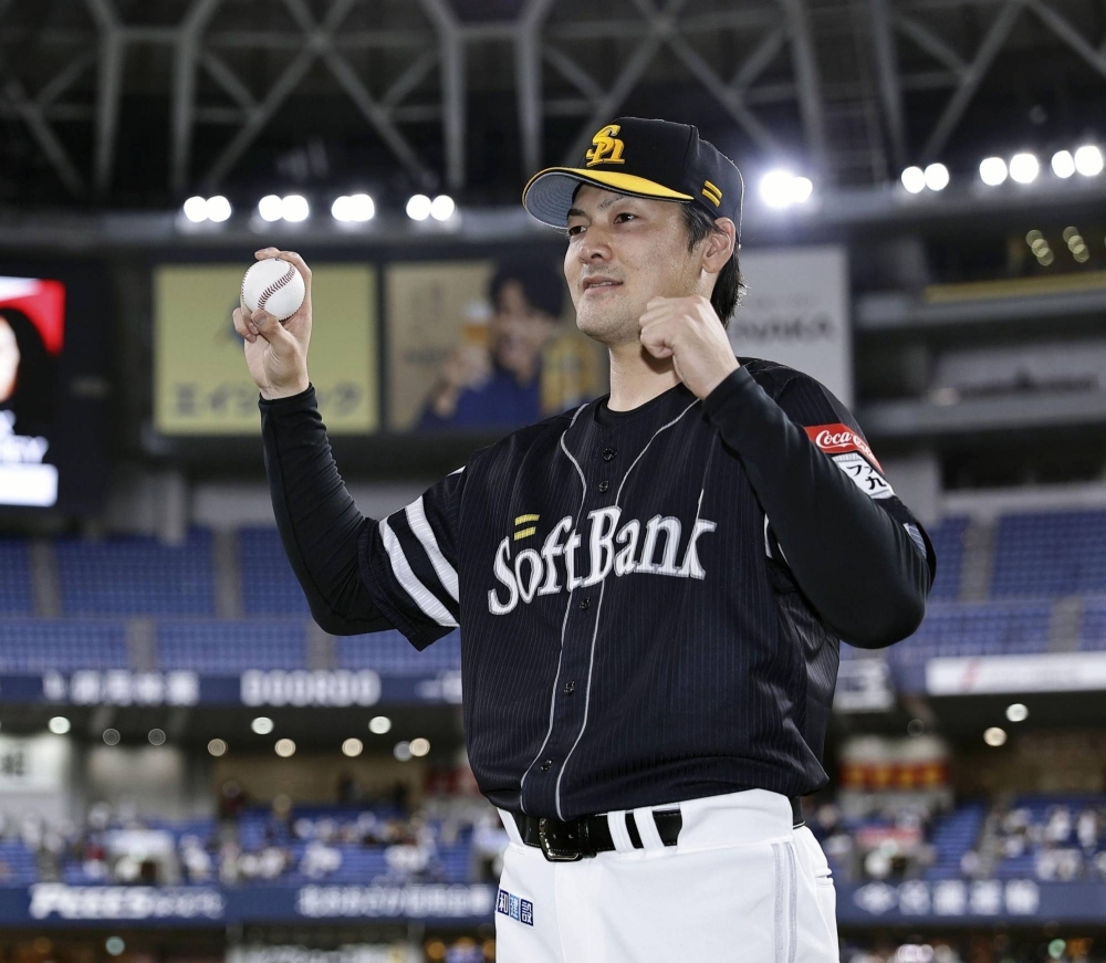 Hawks pitcher Kohei Arihara celebrates his win over the Buffaloes in Osaka on Tuesday.