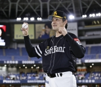 Hawks pitcher Kohei Arihara celebrates his win over the Buffaloes in Osaka on Tuesday. | Kyodo