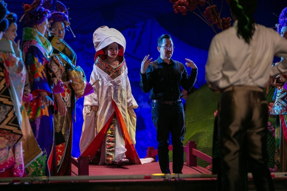 Cincinnati Opera’s new production of “Madame Butterfly,” directed by Matthew Ozawa, frames the action as a virtual-reality fantasy of Japan.
