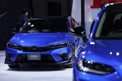 Honda Motor and other major carmakers will establish a joint venture to build an electric vehicle charging network in North America.