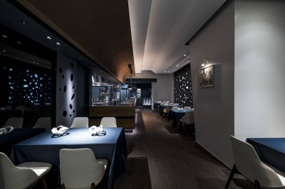 L'aube's new restaurant in Roppongi offers 50% more floorspace than its previous Akabanebashi location.