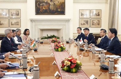 Foreign Minister Yoshimasa Hayashi (right) and his Indian counterpart Subrahmanyam Jaishankar (left) hold talks in New Delhi on Thursday. 