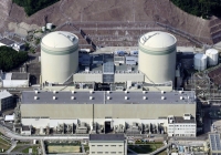 The Takahama No. 1 reactor (right) is the oldest of Japan's nuclear reactors not set for decommissioning. | Kyodo 