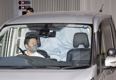A car carrying Ichikawa Ennosuke IV leaves a police station in Tokyo