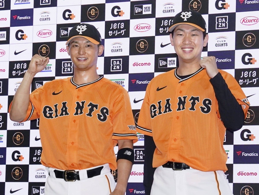Giants pitcher Iori Yamasaki (right) and second baseman Naoki Yoshikawa pose for photos during the hero interview after Yomiuri's win over the Dragons at Tokyo Dome on Saturday.