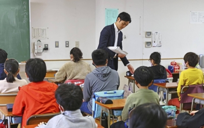 The education ministry plans to take steps toward reducing teacher workload, such as by asking schools to cut classroom hours.