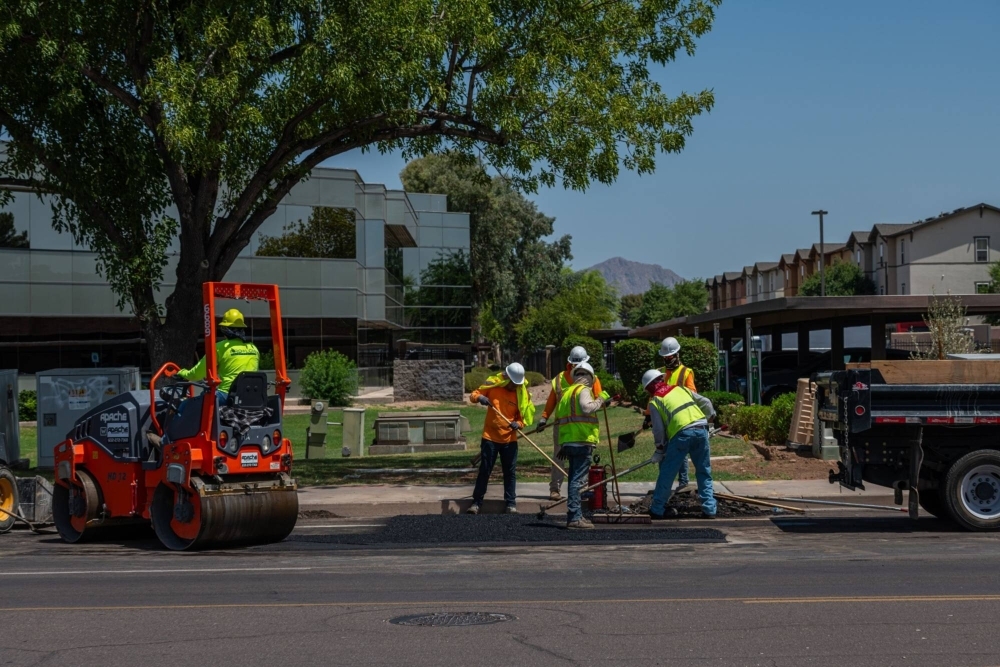 Construction workers pour asphalt during a heat wave in Tempe, Arizona, on July 14. During days when the thermometer shows 38 degrees C, surfaces such as asphalt or cement can reach temperatures that can cause skin burns.