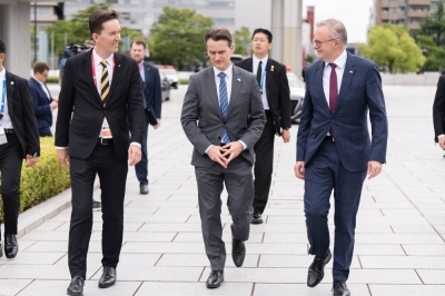 Australian Ambassador to Japan Justin Hayhurst (center) walks beside Prime Minister Anthony Albanese (right) during the Group of Seven summit in Hiroshima in May.