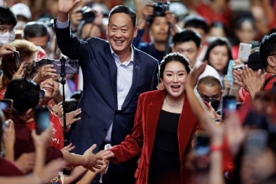 Pheu Thai's prime ministerial candidates Paetongtarn Shinawatra (center, right) — daughter of former Prime Minister Thaksin Shinawatra — and Srettha Thavisin (center, left), a local property tycoon, at a campaign event in Bangkok on May 12