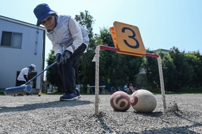 Temperatures in excess of 36 degrees Celsius have done little to deter some players of "gateball" in Tokyo this year.