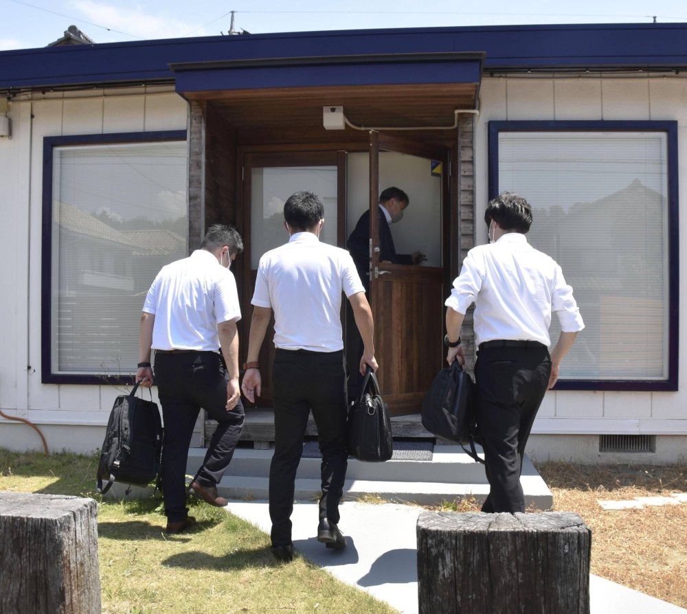 Officials of the Tokyo District Public Prosecutor's Office raid Lower House member Masatoshi Akimoto's office in Sakura, Chiba Prefecture, on Friday.