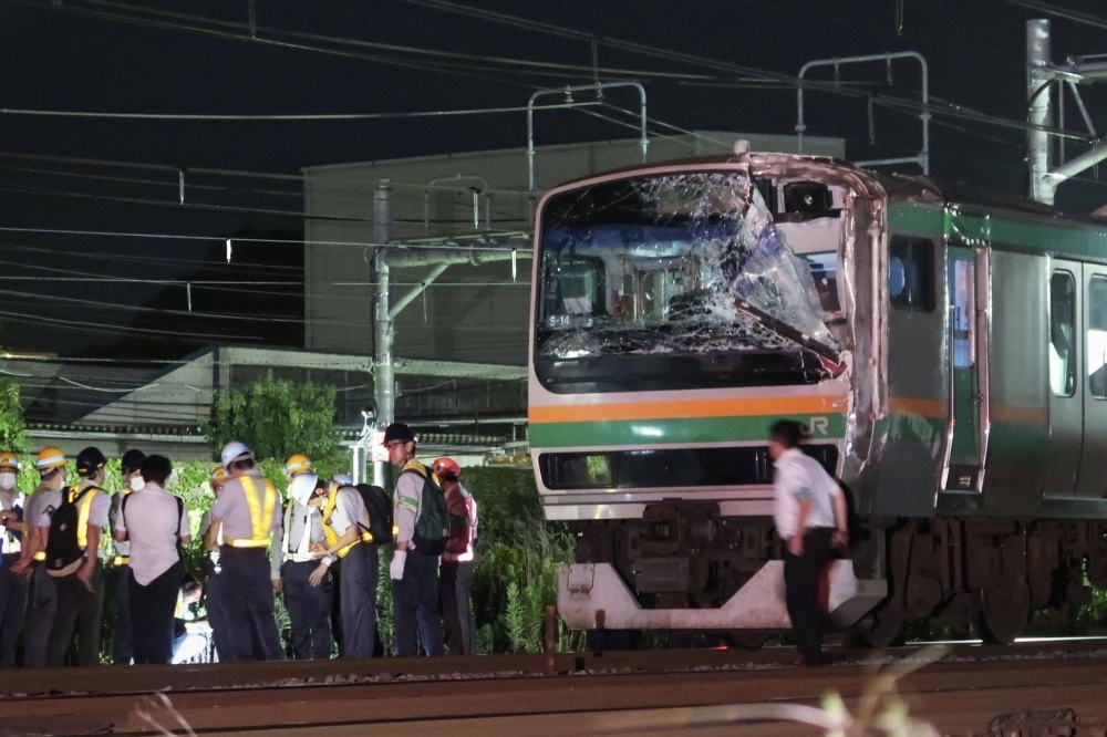 A JR train hit a power pole on Saturday night that had fallen onto the tracks between Fujisawa and Ofuna stations in Kanagawa Prefecture near Tokyo.