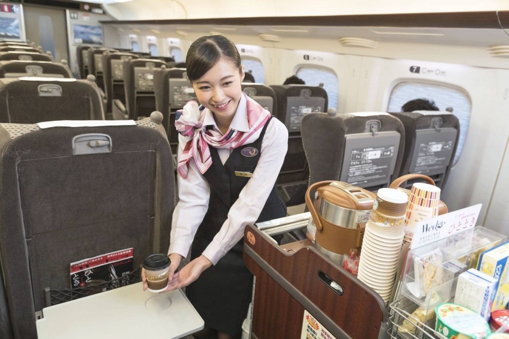 Onboard snack carts on shinkansen services between Tokyo and Osaka will end on Oct. 31, Central Japan Railway has said.