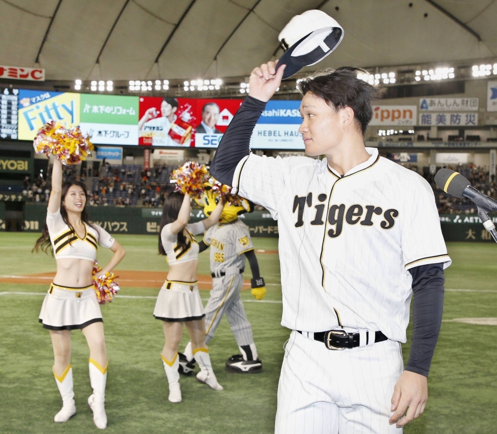 The Tigers' Shota Morishita acknowledges the fans after the team's win over the Giants at Tokyo Dome on Tuesday.