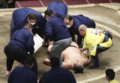 Sandanme-division wrestler Hibikiryu (center), who suffered a head injury during the 2021 March Grand Sumo Tournament, died one month later from acute respiratory failure.