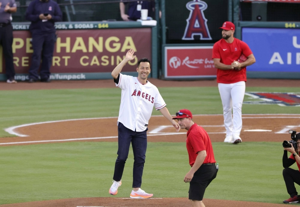 Former Japan captain Maya Yoshida throws the first pitch at Angels Stadium in Anaheim, California, on Tuesday.