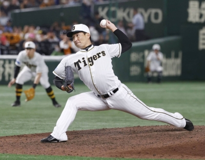 Tigers closer Suguru Iwazaki pitches in the 11th inning at Tokyo Dome on Wednesday.