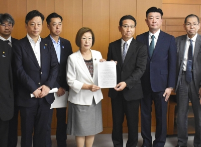 Parents of private high school students in Osaka submit a letter to education minister Keiko Nagaoka (center, left) late last month. 