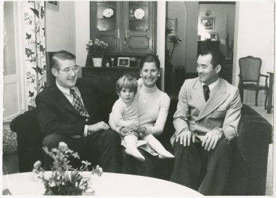 Annette and Peter O’Malley, joined by their daughter Katherine, welcome NPB great Shigeo Nagashima to their Los Angeles home on Dec. 1, 1974.