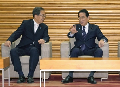 Land, Infrastructure, Transport and Tourism Minister Tetsuo Saito (left) speaks with Prime Minister Fumio Kishida before a Cabinet meeting at the Prime Minister's Office in July.