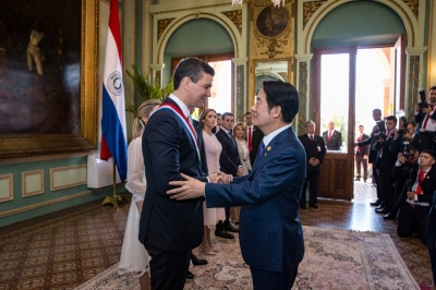 New Paraguayan President Santiago Pena (left) shakes hands with Taiwanese Vice President Lai Ching-te at the presidential residence in Asuncion, Paraguay, on Wednesday.