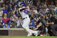 The Cubs' Seiya Suzuki hits a solo home run against the White Sox in Chicago on Tuesday. | Getty / via Kyodo