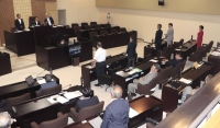 A special committee of the assembly of the southwestern city of Tsushima, Nagasaki Prefecture, voted Wednesday to adopt a petition calling on the city to accept a survey to examine whether it is suited to host a final disposal site for high-level radioactive waste from nuclear plants. | KYODO