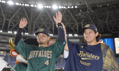 Buffaloes catcher Tomoya Mori (left) and pitcher Hiroya Miyagi celebrate after their win over the Hawks in Osaka on Thursday.