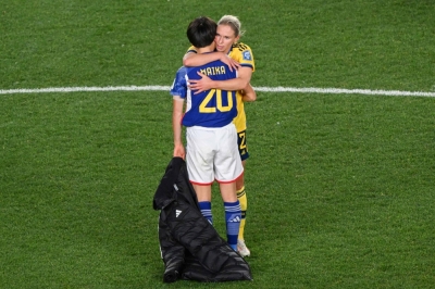 Swedish defender Jonna Andersson (rear) hugs Japan forward Maika Hamano after their World Cup quarterfinal in Auckland on Aug. 11. 