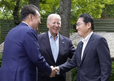 U.S. President Joe Biden, Prime Minister Fumio Kishida and South Korean leader Yoon Suk-yeol shake hands during a trilateral summit at Camp David, Maryland, on Friday.