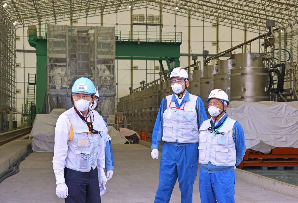 Prime Minister Fumio Kishida (left) inspects water treatment equipment at the Fukushima No. 1 nuclear plant on Sunday.