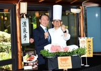 Tottori Gov. Shinji Hirai (left) with Shinsuke Nakajima, executive chef at the Hotel New Otani Tokyo | Cosufi