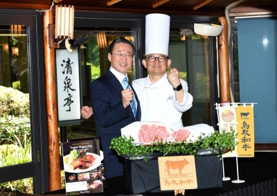Tottori Gov. Shinji Hirai (left) with Shinsuke Nakajima, executive chef at the Hotel New Otani Tokyo