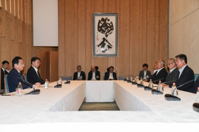 Prime Minister Fumio Kishida (left) meets with Masanobu Sakamoto (right), head of the National Federation of Fisheries Cooperative Associations, and other representatives at the Prime Minister's Office in Tokyo on Monday.