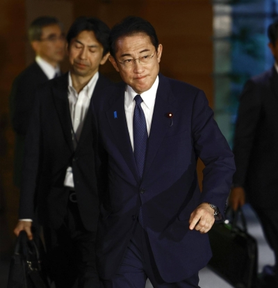 Prime Minister Fumio Kishida enters his office on June 15, just before telling reporters that he had no intention to dissolve the Lower House.