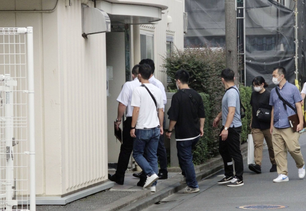 Investigators from Tokyo Metropolitan Police Department search the dormitory of the Nihon University American football team in Tokyo's Nakano Ward on Tuesday.