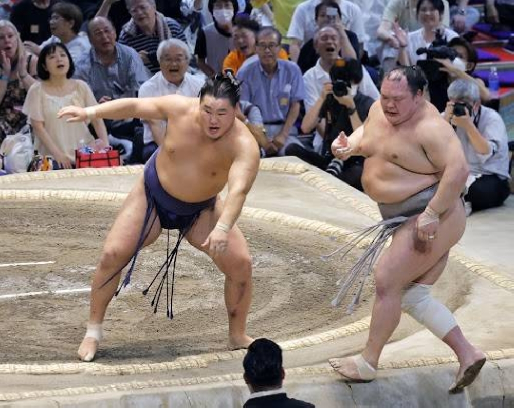 Hoshoryu (left) beats rank-and-file wrestler Hokutofuji in a playoff on the final day of the Nagoya Grand Sumo Tournament at Dolphins Arena last month. 