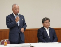 Akira Amari, a former Liberal Democratic Party secretary-general, addresses a meeting held Tuesday at the party's headquarters to start discussions on whether to allow the government to sell all of the Nippon Telegraph & Telephone stake it owns. | Kyodo