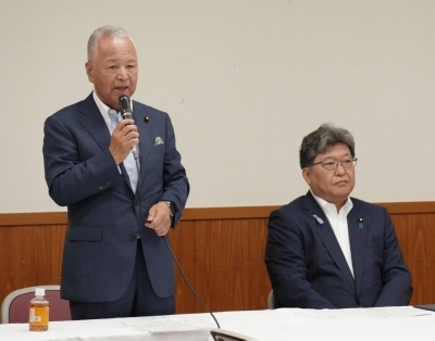 Akira Amari, a former Liberal Democratic Party secretary-general, addresses a meeting held Tuesday at the party's headquarters to start discussions on whether to allow the government to sell all of the Nippon Telegraph & Telephone stake it owns.