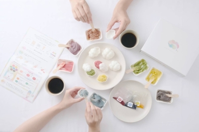 Designed by Sadamaranai Obake, Kumomonaka is a wagashi (traditional Japanese confectionery) kit that encourages those in mourning to talk about the past while creating sweets in colors that remind them of their deceased loved ones.