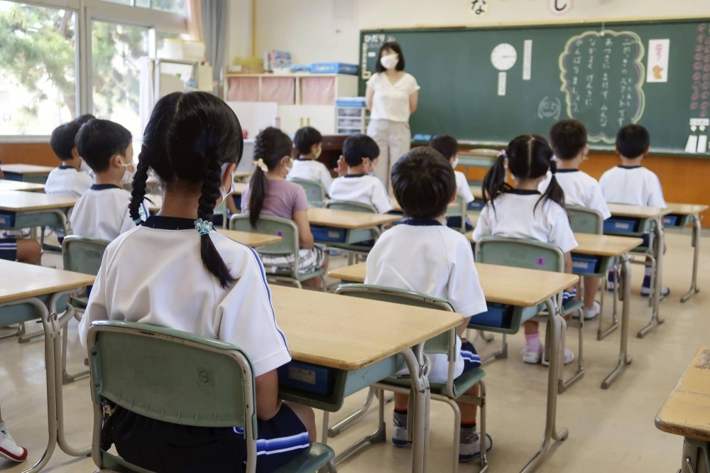 An advisory panel for the education minister has proposed a plan to check classroom hours at all public elementary and junior high schools as part of working style reform for teachers.